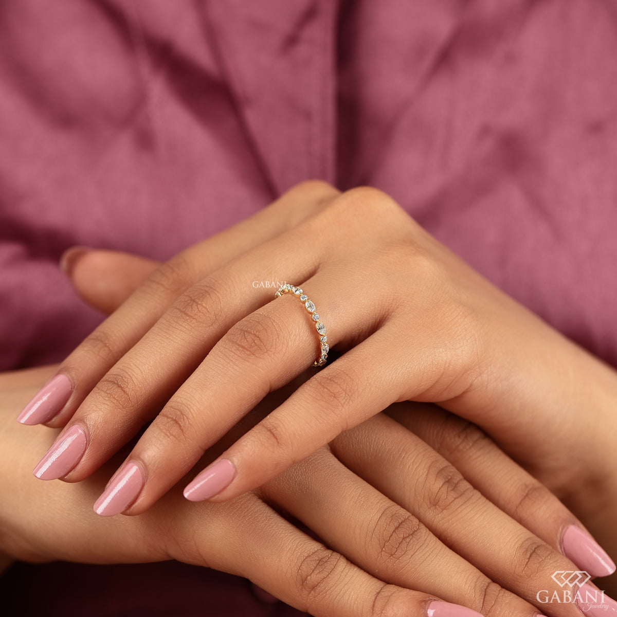 oval and round diamond wedding band in yellow gold eternity style