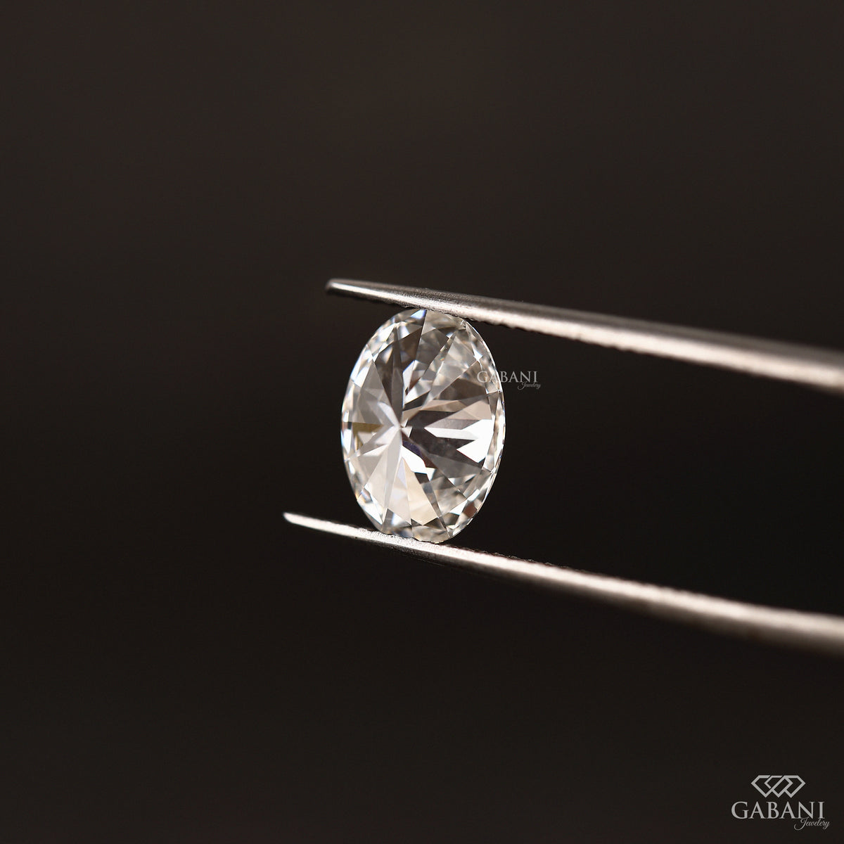 loose oval cut lab grown diamond with smooth curves and bright face up look
