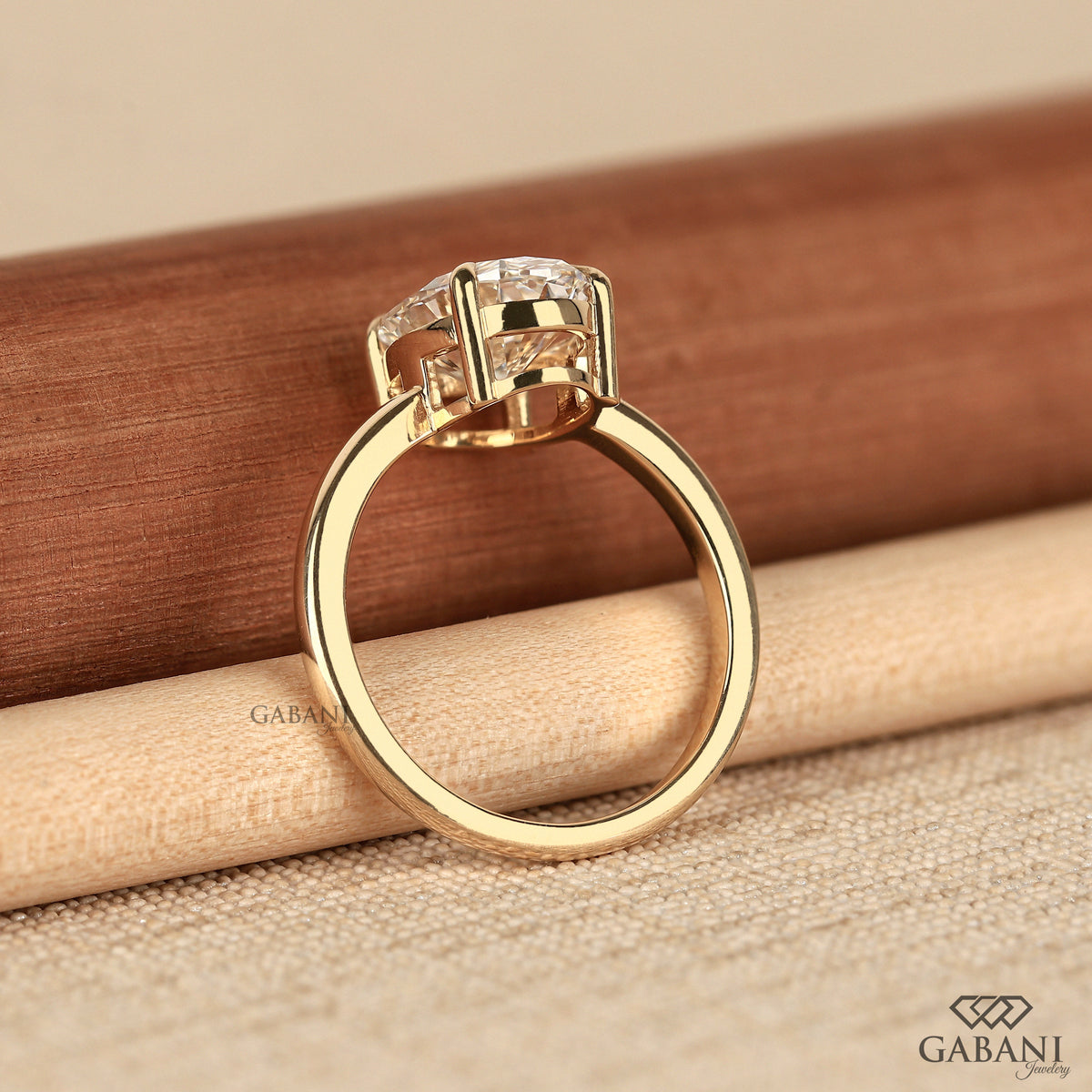 IGI certified oval diamond ring in yellow gold
