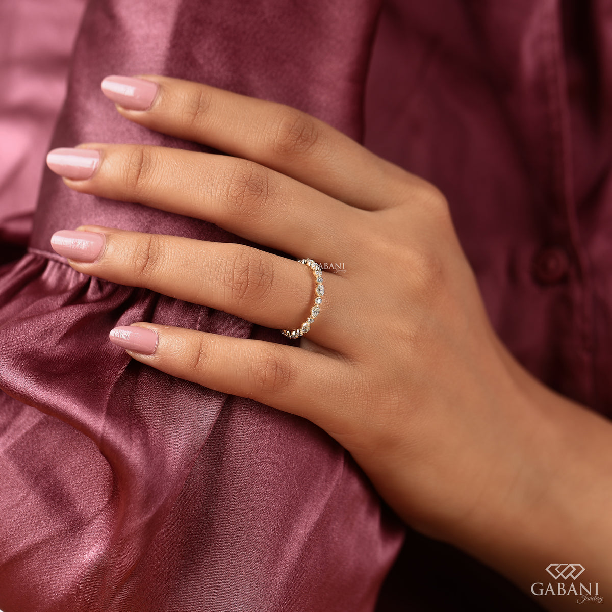 alternating oval and round lab diamond band in yellow gold