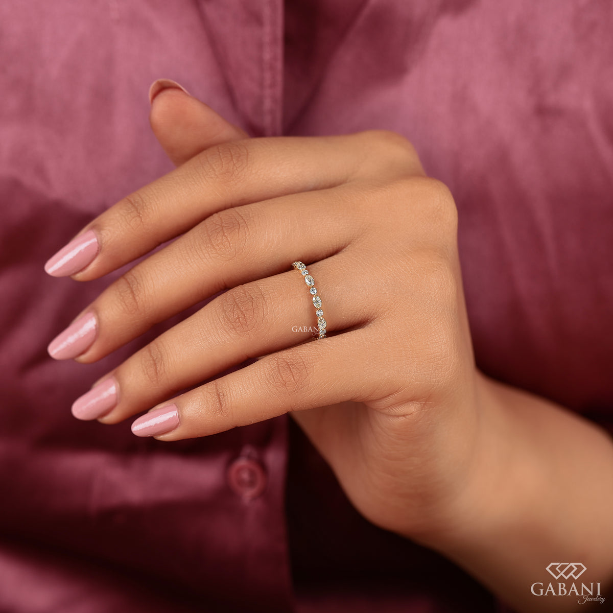 stackable oval and round diamond band in yellow gold